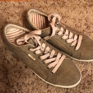 Taos size 10 wide canvas tennis shoes like new